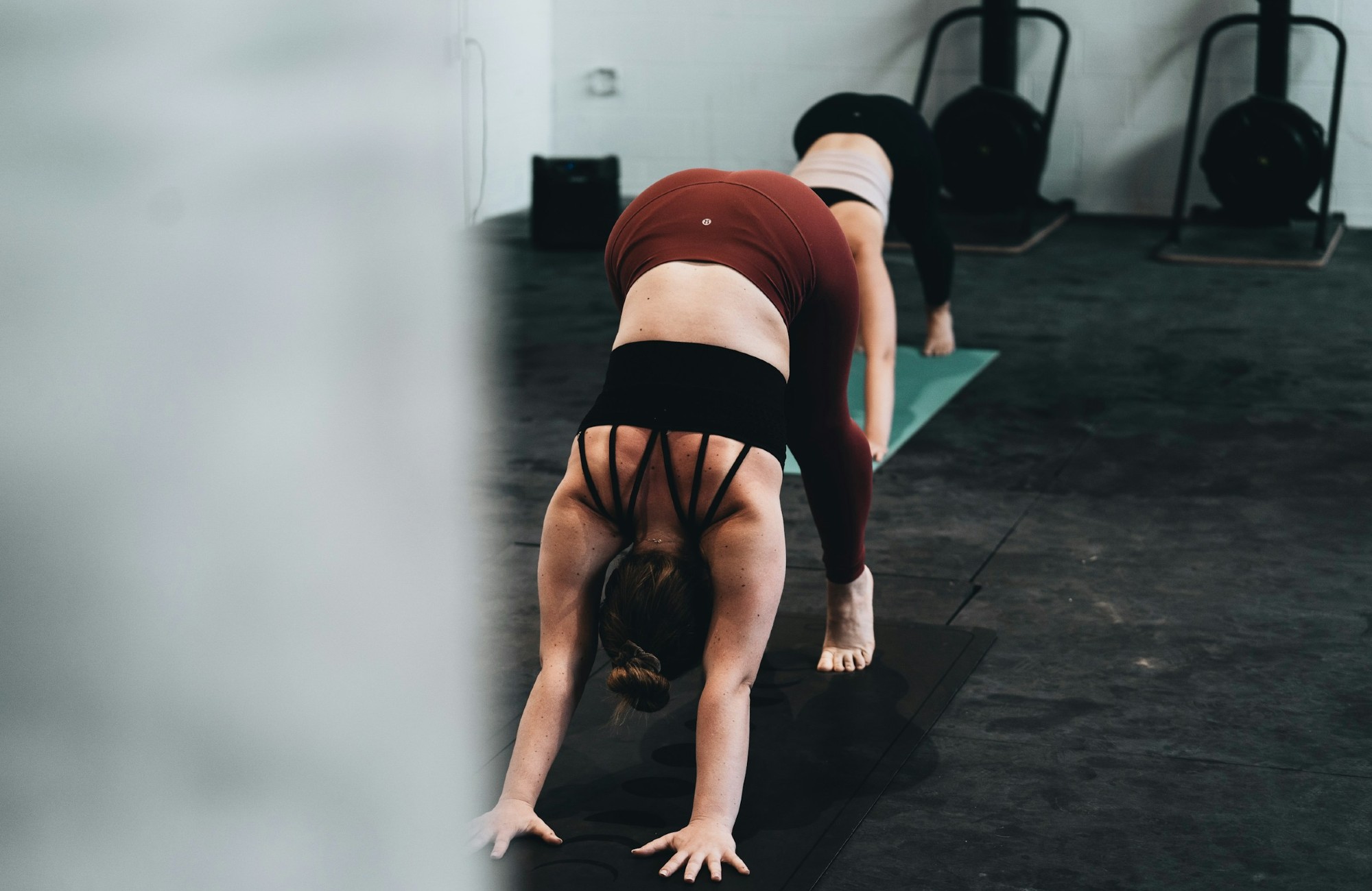 Sport mit Eigengewicht für Kraft, Stabilität und Körperspannung Frau 40+ macht Eigengewichtstraining im Fitnessstudio für Kraft und Stabilität.