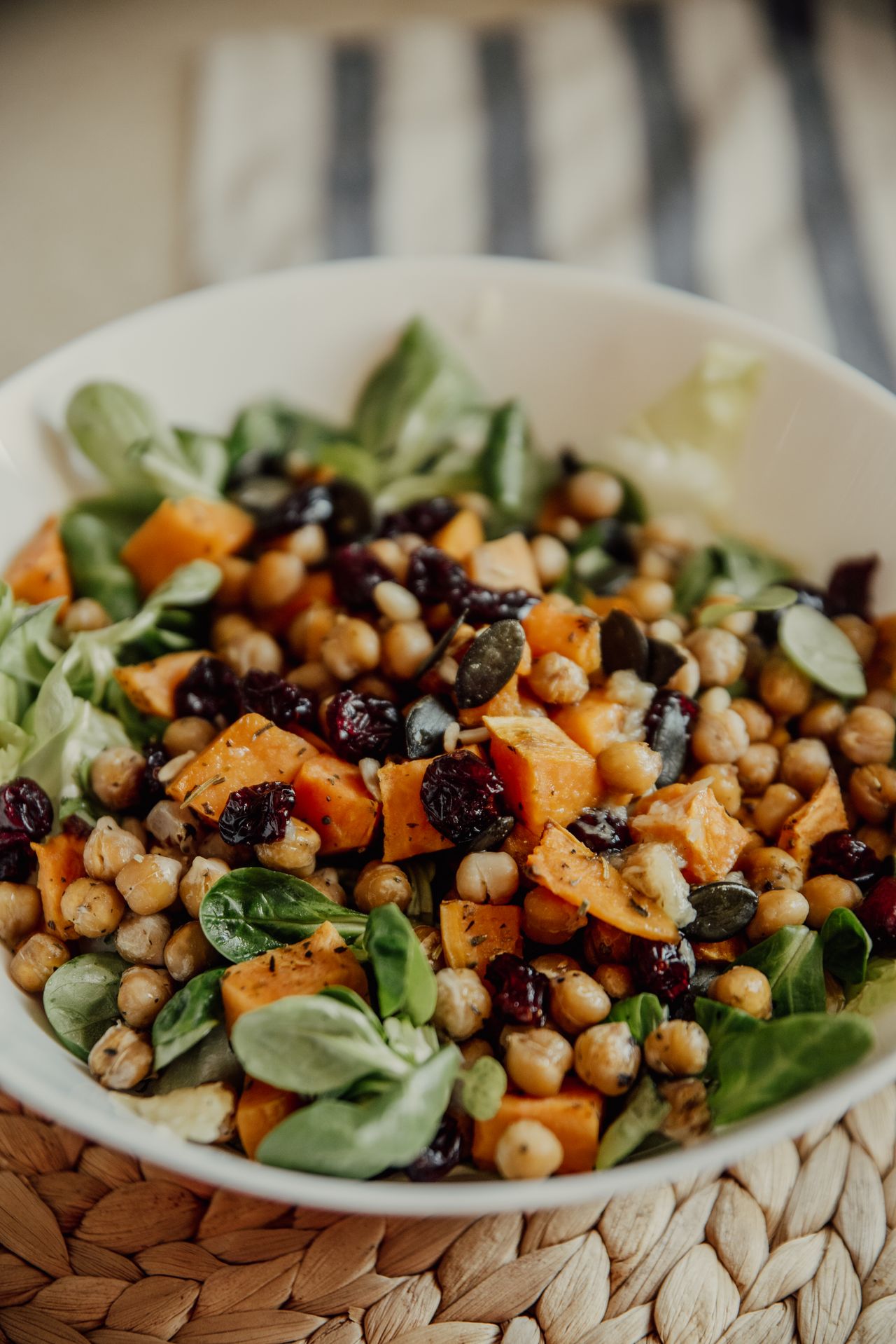 Proteinreiche Ernährung in den Wechseljahren Proteinreiche Mahlzeit mit Gemüse und Ballaststoffen für die Ernährung in den Wechseljahren.