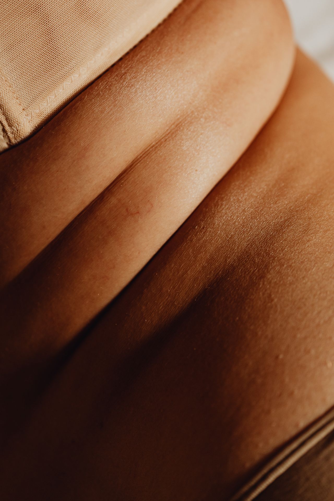 Bauchfett in den Wechseljahren verstehen Frau 40+ mit verändertem Bauchbereich als visuelle Darstellung von Bauchfett in den Wechseljahren.